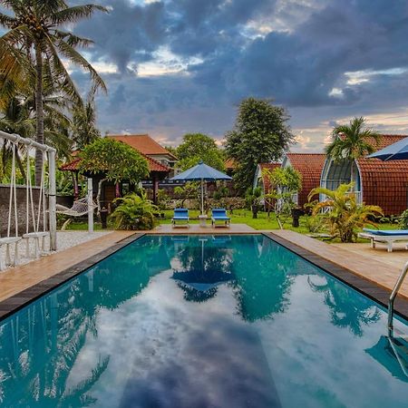 Megaland Bungalow Batununggul Extérieur photo